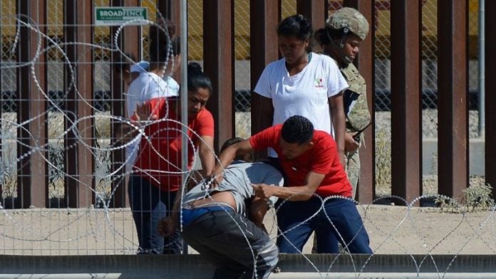 Texas refuerza barricada de alambre pese a orden del Gobierno de EEUU