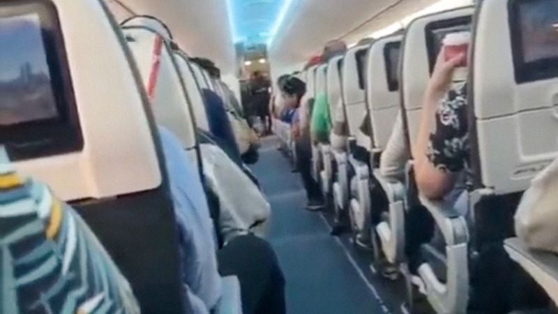 Dos pasajeros protagonizan discusión multilingüe sin entenderse