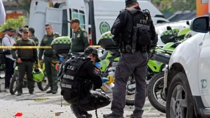 Cinco policías resultan heridos tras explosión frente a estación policial en Colombia