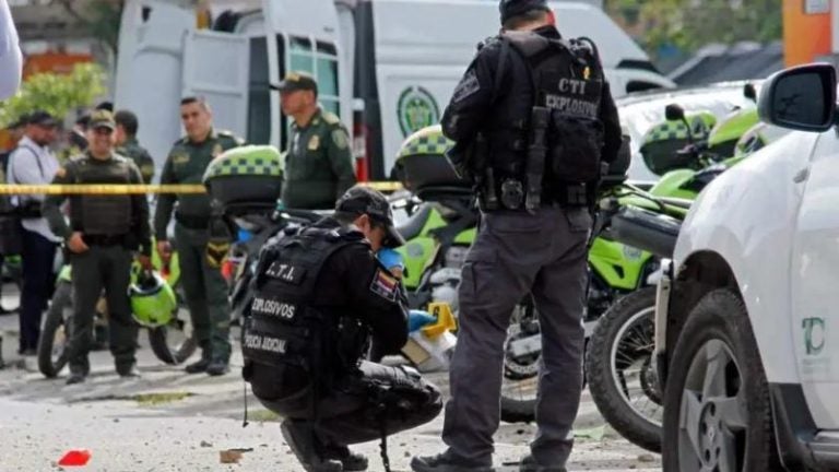 Cinco policías resultan heridos tras explosión frente a estación policial en Colombia