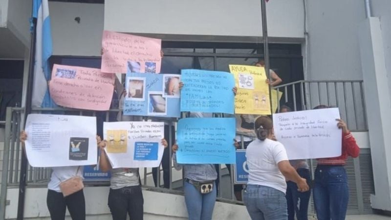 Familiares de privados de libertad protestan frente al CONADEH
