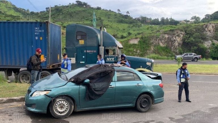 Mujer muere al chocar con rastra en Anillo Periférico, Comayagüela