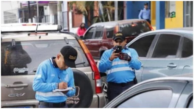 Carros mal estacionados en Distrito Central