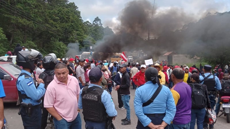 Pobladores de San Antonio de Flores bloquean carretera