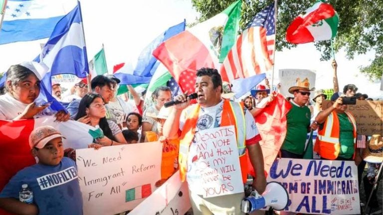 Migrantes protestan al entrar en vigor la nueva ley de DeSantis