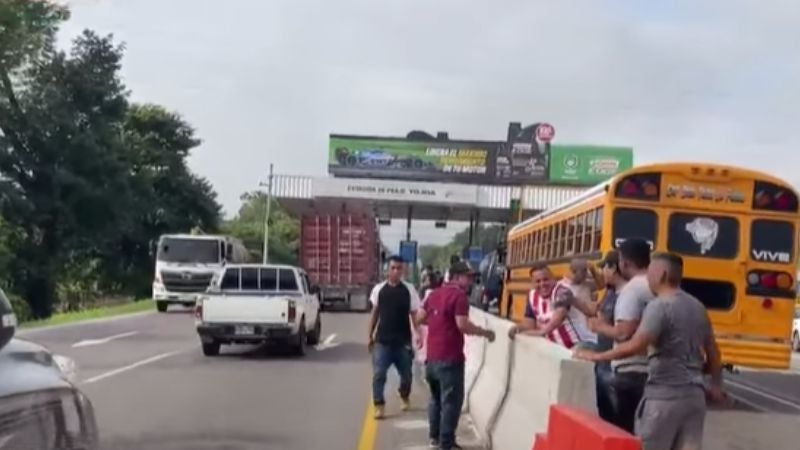 Transportistas se toman peaje de Yojoa