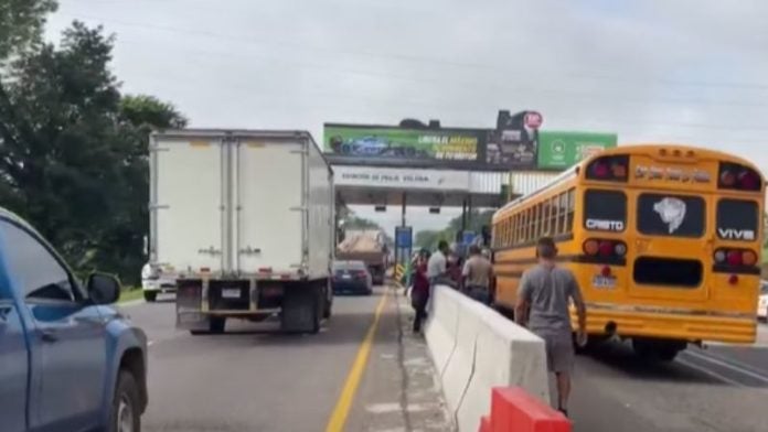 Transportistas se toman peaje de Yojoa