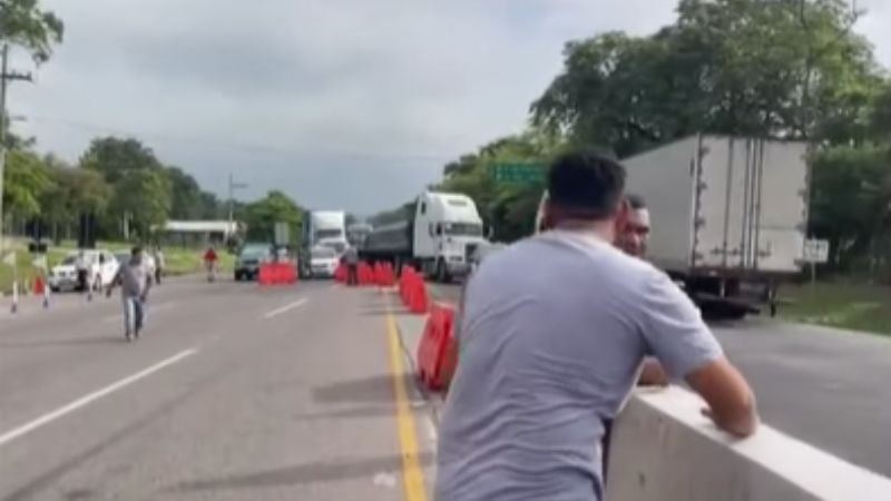 Transportistas se toman peaje de Yojoa