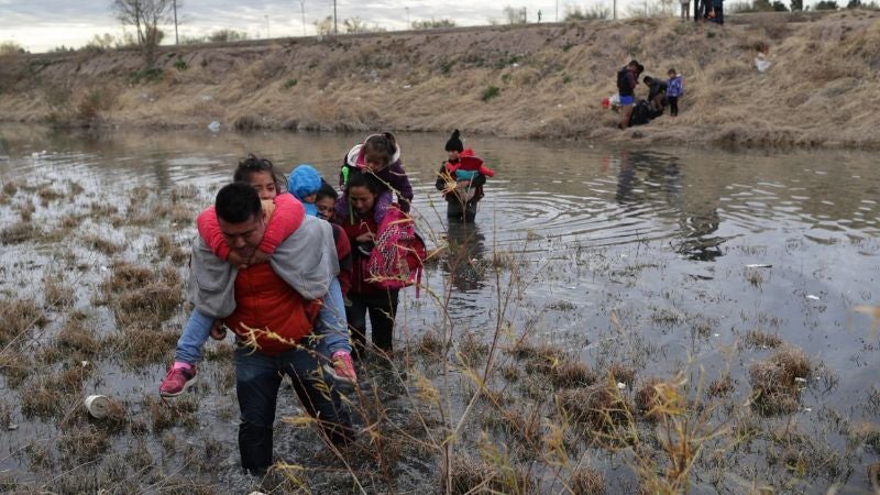 Ordenan empujar migrantes Río Grande