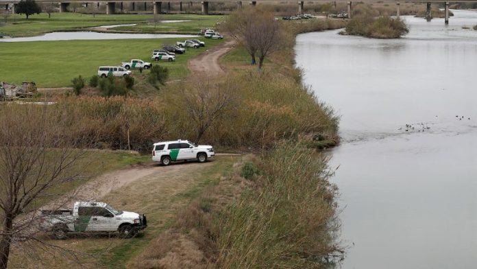 Ordenan empujar migrantes Río Grande