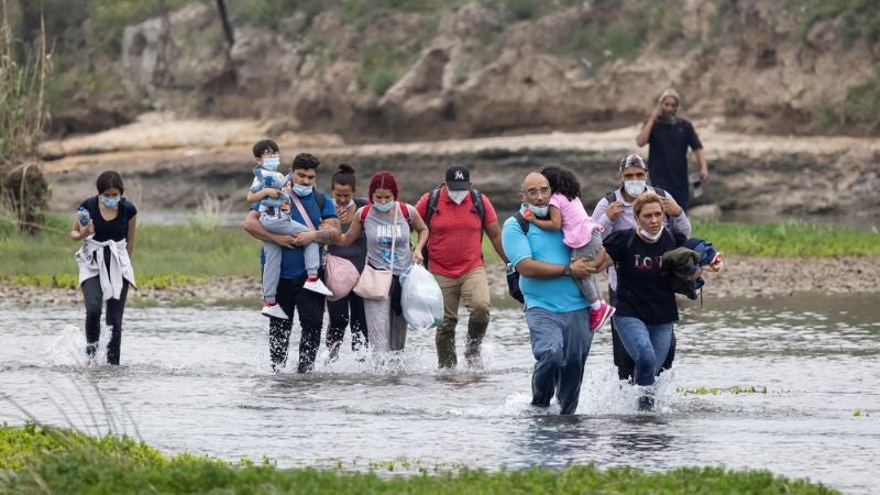 Ordenan empujar migrantes Río Grande