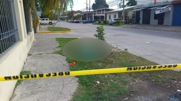 frente a una iglesia matan indigente SPS