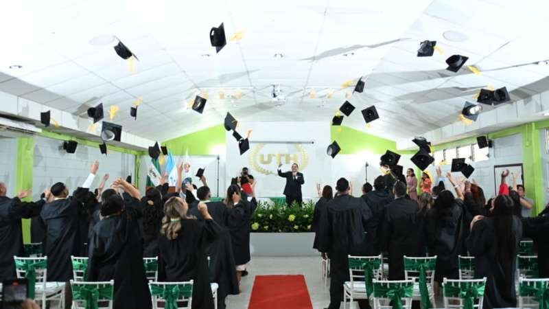 UTH graduación en La Ceiba