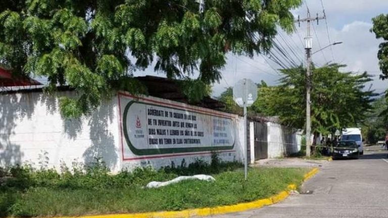 Muerto afuera de una escuela en SPS