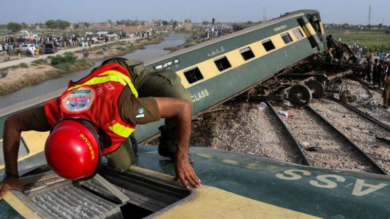 Descarrilamiento de tren en Pakistán