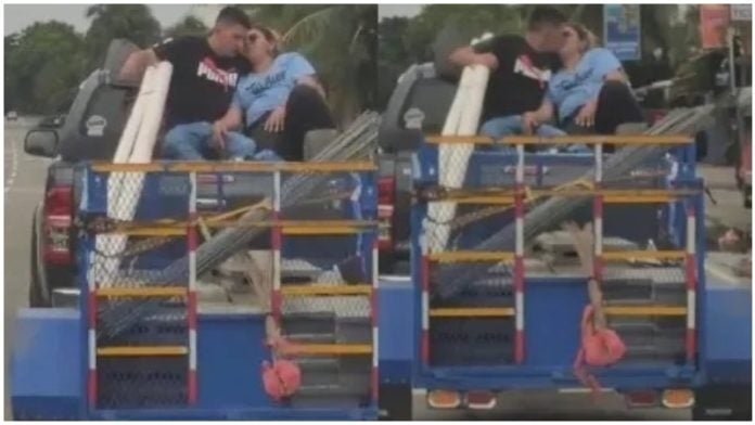 Pareja demuestra amor en paila de carro