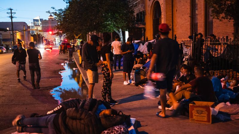Migrantes duermen en calles de Nueva York