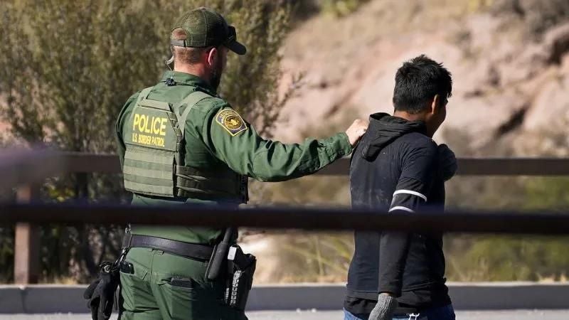 Denuncian maltratos de policías fronterizos a migrantes