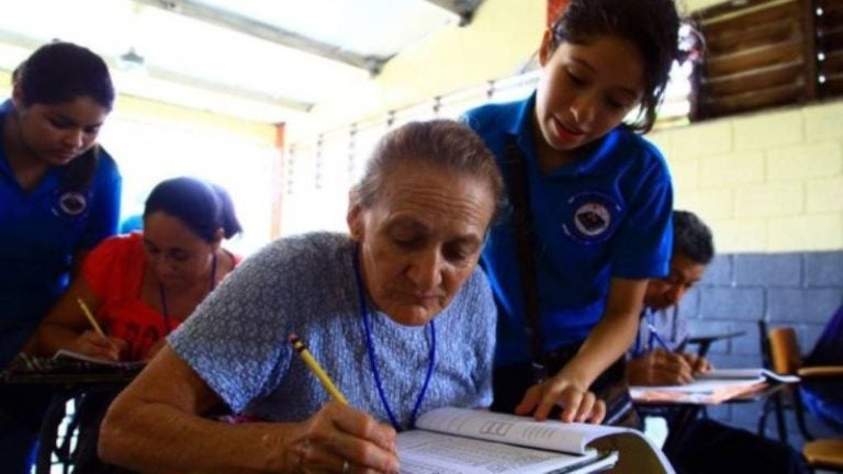 Sponda pretende declarar libre de analfabetismo varias zonas del país