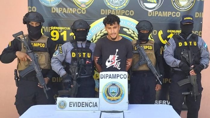 Cae vinculado muerte policías