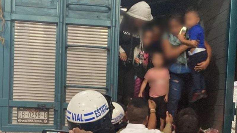 Encuentran 265 migrantes atrapados en camiones de carga, en México