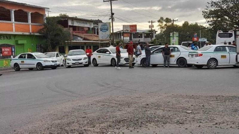 Taxistas se toman la carretera en Talanga