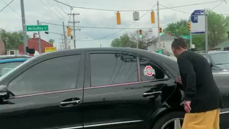 Hombre se lleva una brutal paliza tras rayar un carro