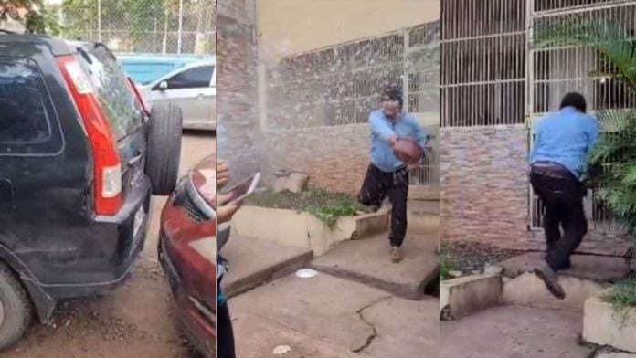 Vecino Furioso lanza agua a sus vecinas por estacionarse frente a su casa