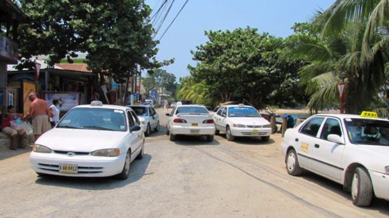 Taxistas de Islas de la Bahía exigen sacar de circulación a "carros brujos