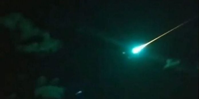 Bola de fuego verde atraviesa el cielo nocturno de Florida, EEUU