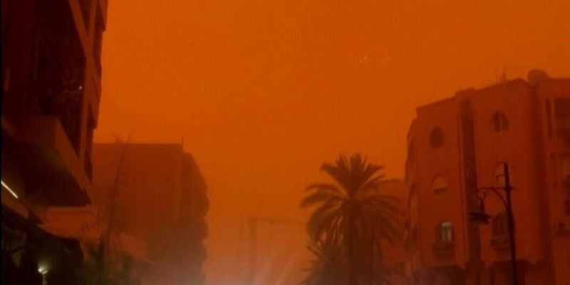 Video | Una tormenta de arena tiñe de rojo el cielo en Marruecos