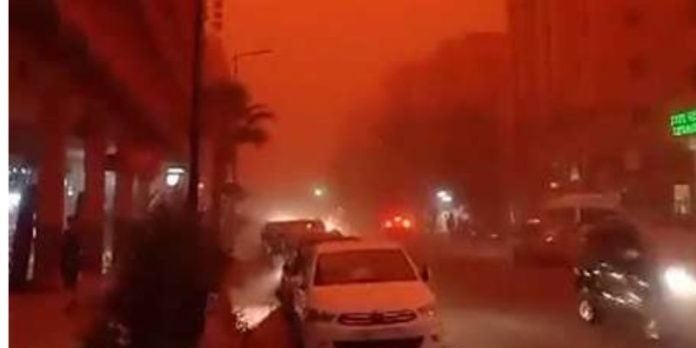 Video | Una tormenta de arena tiñe de rojo el cielo en Marruecos