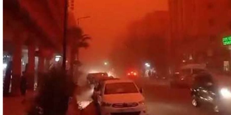 Video | Una tormenta de arena tiñe de rojo el cielo en Marruecos