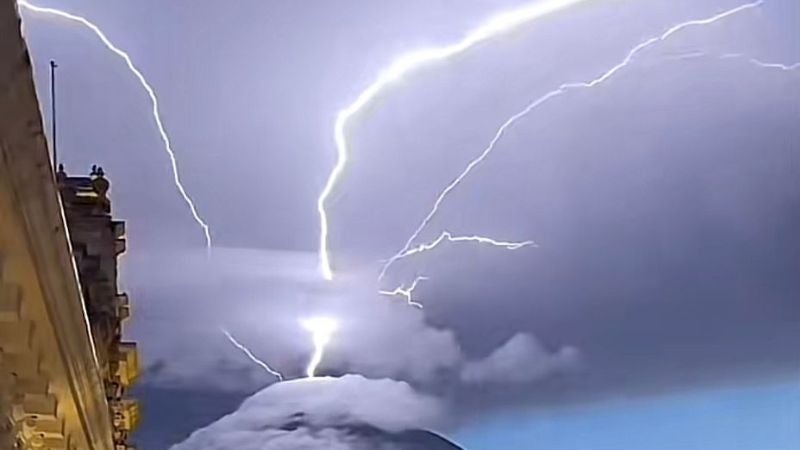  Video | Rayo cae en volcán de Guatemala y genera un impactante espectáculo