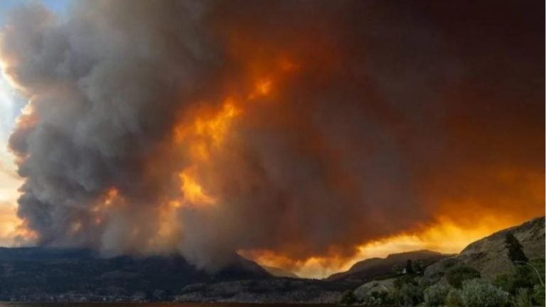 Miles de personas huyen de los incendios que azotan el norte de Canadá