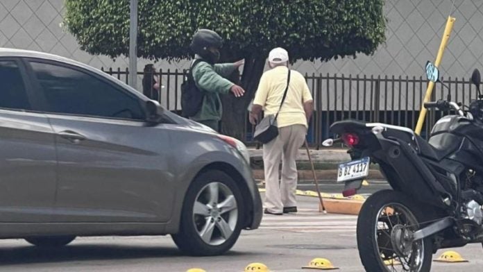 motociclista ayuda a abuelito