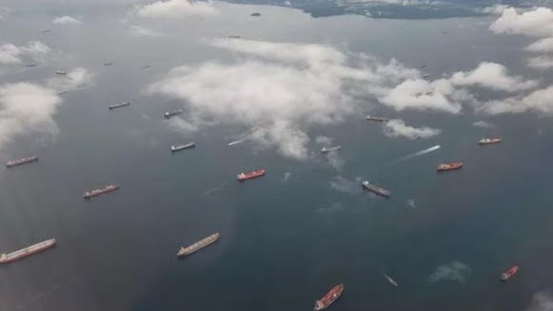 Más de 200 embarcaciones permanecen atrapadas en el Canal de Panamá