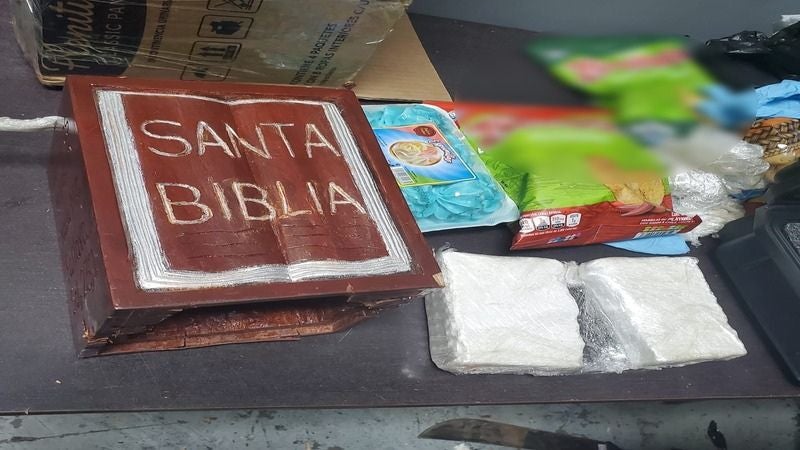 Disfrazada como biblia decomisan cocaína en aeropuerto Villeda Morales