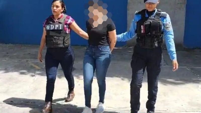 Detiene a mujer con permisos temporales falsos para migrantes en Danlí 