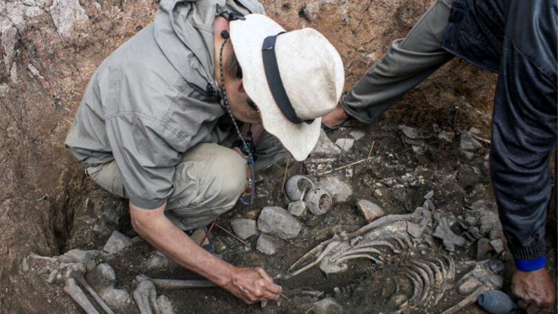 Hallan tumba de sacerdote de 3.000 años de antigüedad en Perú