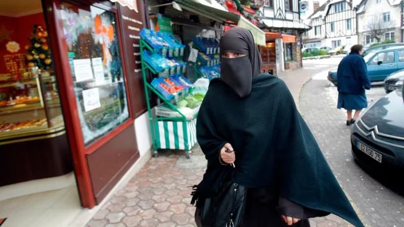 Francia anuncia la prohibición de la túnica femenina islámica en los colegios 