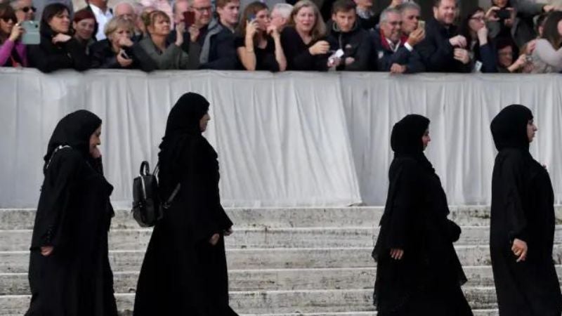 Francia anuncia la prohibición de la túnica femenina islámica en los colegios