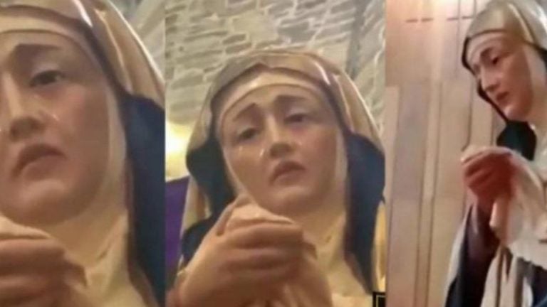 Captan a una estatua de la Virgen María llorando en plena misa