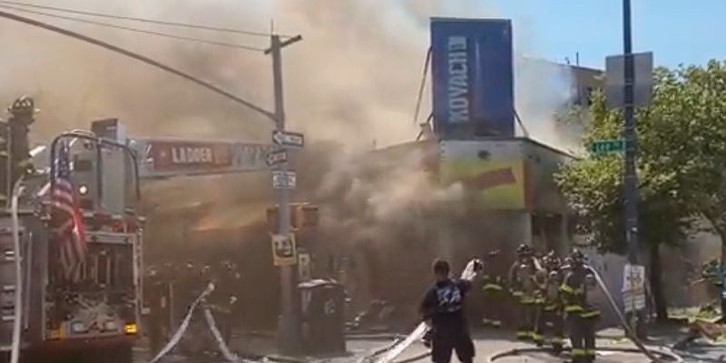 Tres niños y 10 bomberos heridos dejan dos incendios en Brooklyn, NY