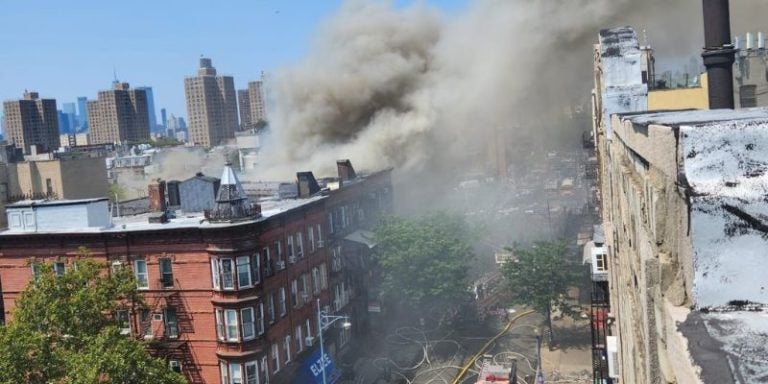 Tres niños y 10 bomberos heridos dejan dos incendios en Brooklyn, NY