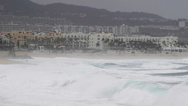 Tormenta tropical Hilary toca tierra en el noroeste de México