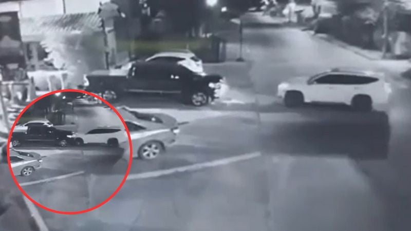 Mujer golpea carro pareja