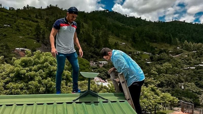 Instalan antenas Starlink en centros escolares