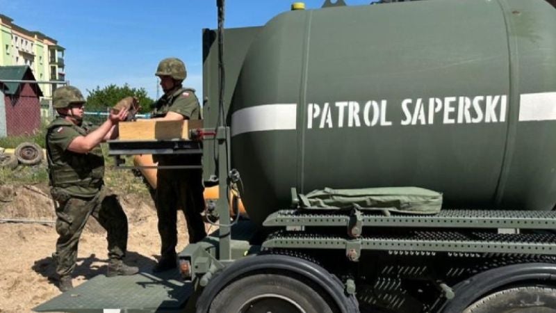 Evacúan polacos por bomba