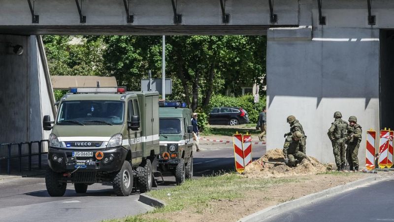 Evacúan polacos por bomba